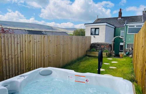 HOT TUB - Miners Cottage - edge of Brecon Beacons National Park - Heritage Town - Foto 3