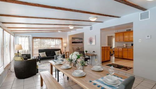 Private Pool & Yard Mins to Dining & University - Foto 2