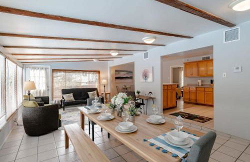 Private Pool & Yard Mins to Dining & University - Foto 2