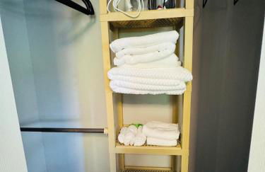 Bright Home for Family and Groups with Patio - Foto 25