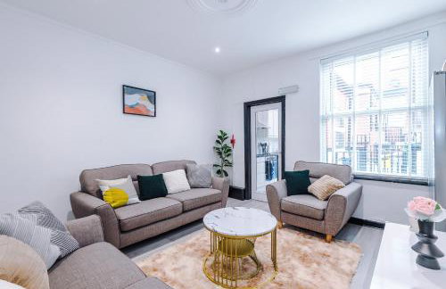 Spacious 5 bedroom house near Leeds City Centre sleeps 12 suits contractors with free parking - Foto 37