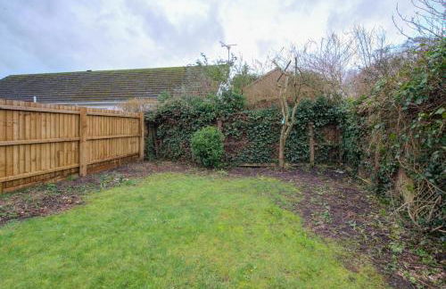 Central 3-Bedroom House Sleeps 5 with Parking - Foto 38