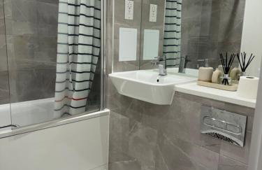 Stylish Luxury New Built Apartment - Photo 7