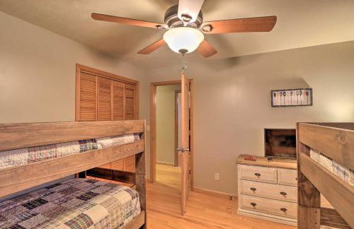 Charming Cabin with Hot Tub, Fire Pit and Views! - Foto 28