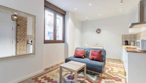 Apt with Antique Floor & lots of Sun Light - Photo 2