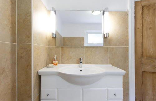 Executive Victorian House - Photo 16