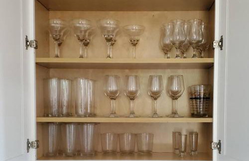 Black House - Downtown Elegance with HotTub and King Beds - Photo 49