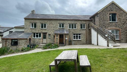 THE OLD RECTORY ROSE COTTAGE in Jacobstow 10 mins to Widemouth bay and Crackington Haven,Nearby Bude,Tintagel,Port Issac,Clovelly,PARKING FOR LARGE AND MULTIPLE VEHICLES - Foto 2, Garden