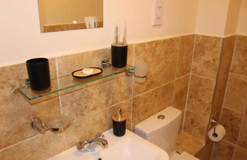 RestWorkPlayShortStays apartment, free parking and wifi, perfect for contractors, near to i54 park and city centre - Foto 21