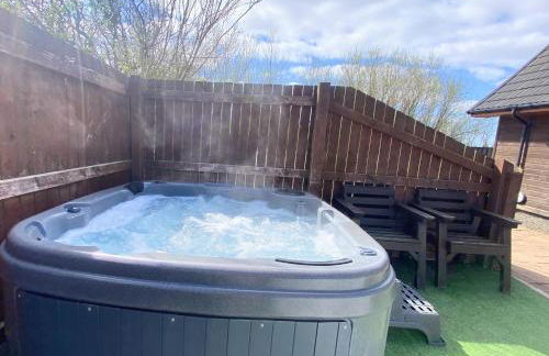 Lbtie Lodge with Two Private Hot Tubs - Fife - Loch Leven - Lomond Hills - Photo 15