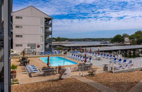 F Lakefront! Remodeled, Sleeps 4, Boat Slip, Patio, WiFi, Cable, Pool - Foto 32