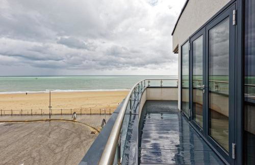 Gorgeous 2 Bed Apartment with Stunning Sea Views with Free Parking and Fast Internet - Foto 19