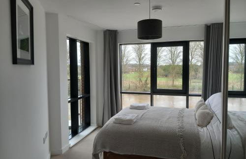 Central Modern and Spacious River view Apartment with parking - Foto 15