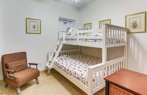 Walk to Galveston Beach Family Condo with Pool - Foto 20