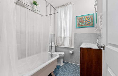 Sojourn Classic DC Rowhouse with Parking - Foto 25