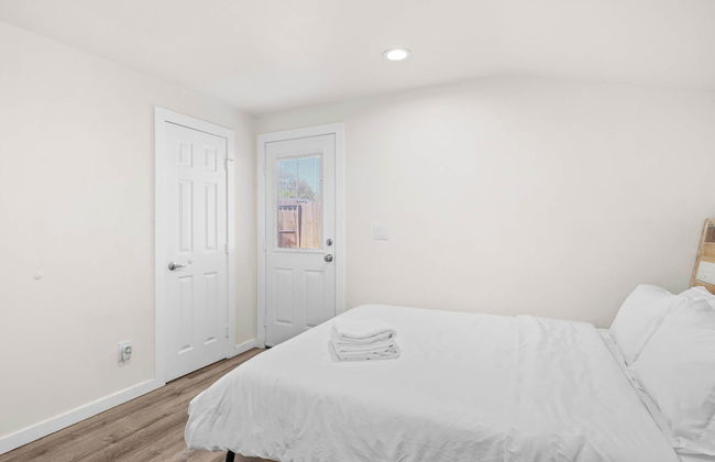 Charming Escape With Stylish Decor & Outdoor Space - Foto 9