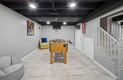 Elegant Oasis 4 Bedroom Home Away from Home - Photo 13