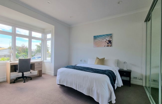 Cheerful 5 - Bedroom Home - Free Parking - Foto 17