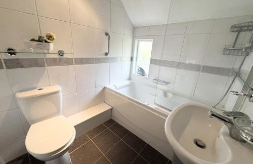 3 Bed with parking, ideal for families - Photo 12