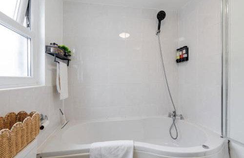 Newly Renovated 4BR House with lots of amenities - Foto 43
