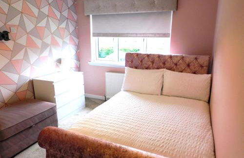 Beautiful 3 bedroom home with large garden 35 mins to Glasgow & Edinburgh - Photo 10