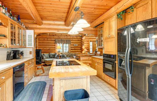 Indoor Pool and Hot Tub! Spacious Sterling Cabin - Foto 9