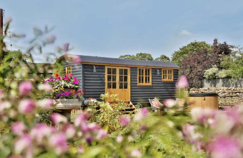 FLORA Luxury Retreat, Private Garden, Views & Hot Tub - Photo 3