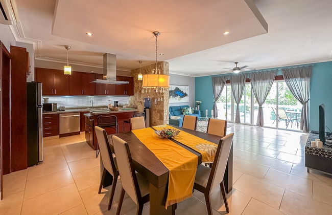 Incredible 3 BR Penthouse w BBQ Jacuzzi - Photo 3