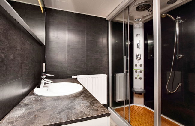 Modern Family Home With Wellness - Photo 21