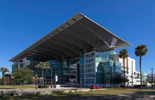 Close to the Action, Peaceful When You Return - Foto 65