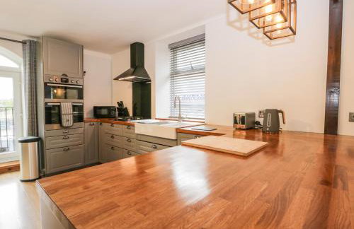 Coach House - Photo 14