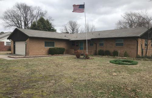 Entire House in the Heart of NW AR with Office Space - Foto 1