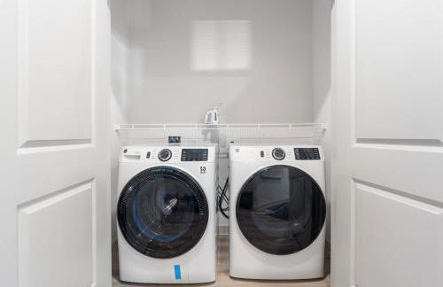 Stylish Ground Floor 2BR 2BA with Private Patio - Foto 39