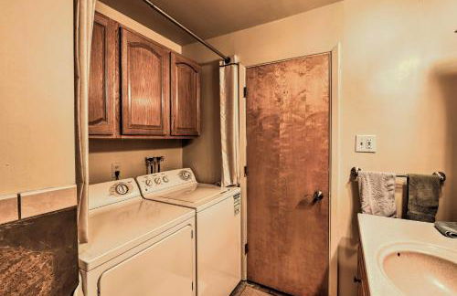 Walk to Town and Coast Anchorage Condo with Fireplace - Foto 17