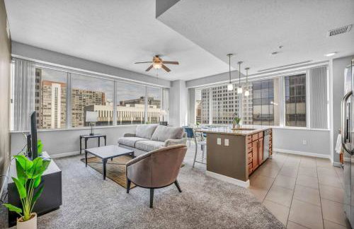 Luxury High-rise Condo w/ Views! Heart of Downtown - Photo 2