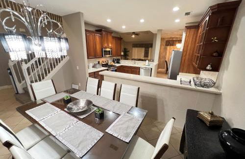 Magical Lakeview 4 Master Suites Pool Hot Tub BBQ Home Theater 2 Miles Disney - Foto 30