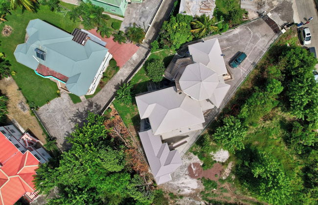 Your quaint home just steps from beach - Foto 32