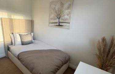 Modern & Spacious 3-Bedroom Home in Dartford, Ideal for Families, Groups and Contractors - Photo 7