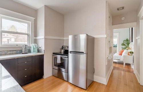 Stay Portland - PDX Art Deco Lounge - Local Eateries, Bars & Shops - Photo 10