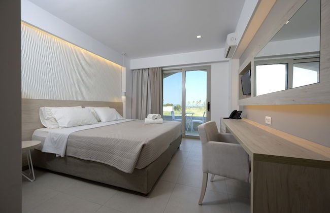 Mythos Suites Hotel - Photo 5