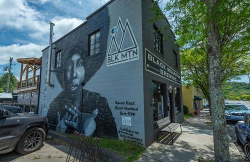 Charming Pet-Friendly Cottage Walkable to Town! - Foto 35