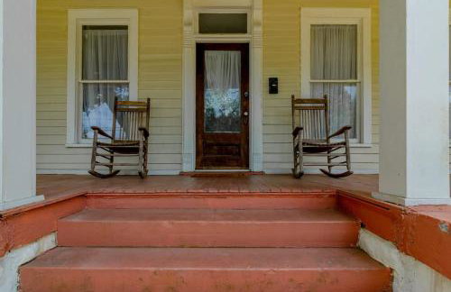 Wrap-Around Porch Uptown Stay-Pets Welcome! - Foto 44