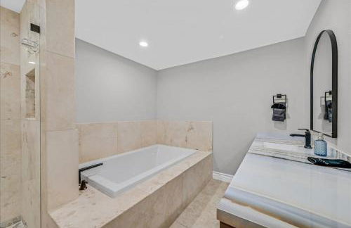 Luxury 5BR Retreat Pool Hot Tub Gym 7000sqf - Foto 30