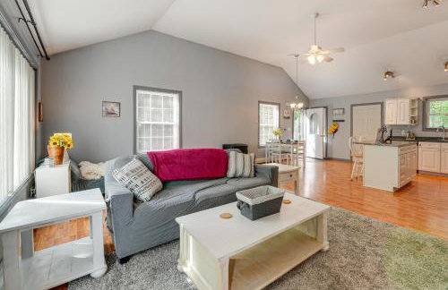 4 Mi to Long Lake! Secluded Haven with Fenced Yard - Foto 2