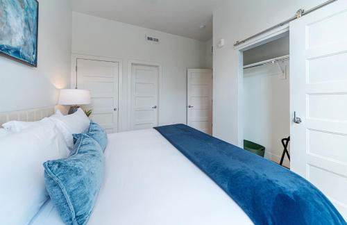 Dwntn Lux Townhome - Best Amenities- 3BD, 4BA - Photo 32