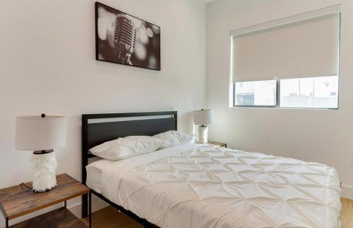 Modern Luxe Retreat Six-Bedroom - Photo 4