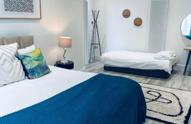 Luxury 1BR Seafront Apartment - Photo 27