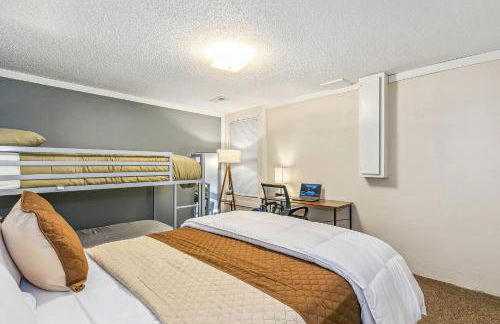 Kings, 75" TV & Backyard Fun - NearWesley - Foto 19