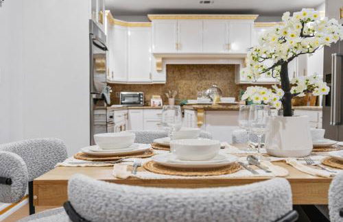 Entire Private Home with 4 Bedrooms 2 Bathrooms, Pool, View, 4 Parking, King Bed, Big Yard, Available Now - Foto 54