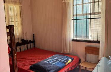 Chale de Madeira - Lareira e Fogueira---lindo gramado com mesa para café da manhã, churrasqueira e fogueira - Foto 29